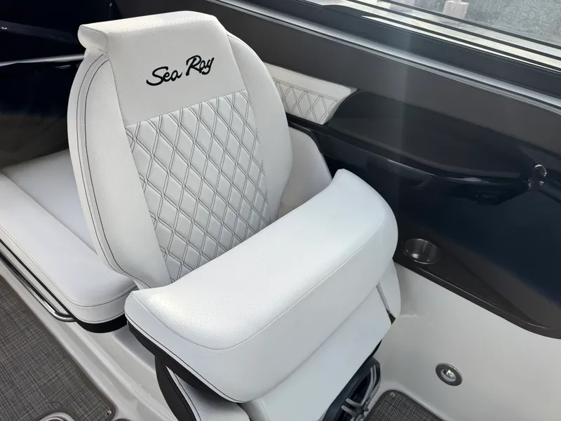 Slide: The Image of Sea Ray SLX 260 2026 - 22