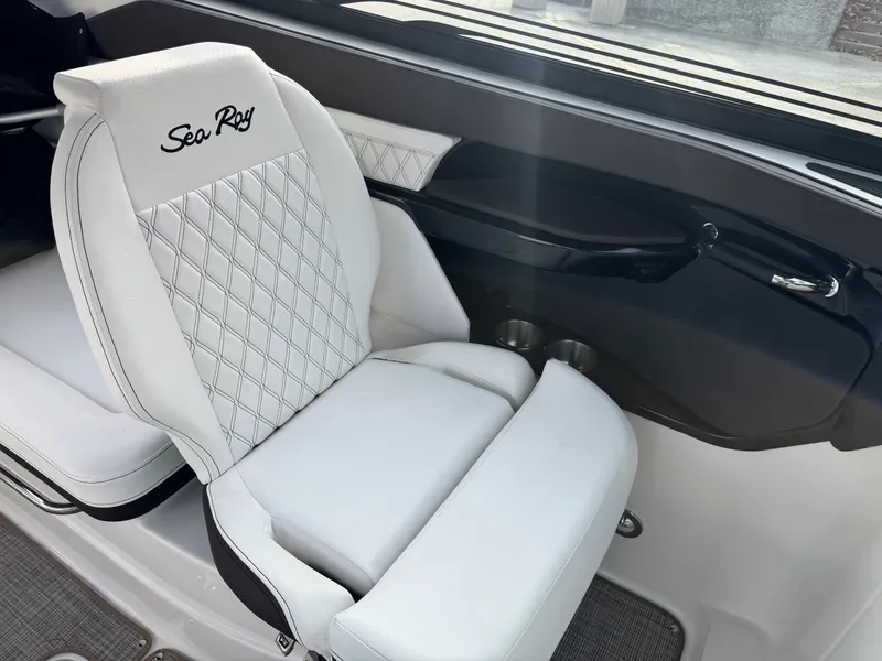 Slide: The Image of Sea Ray SLX 260 2026 - 23