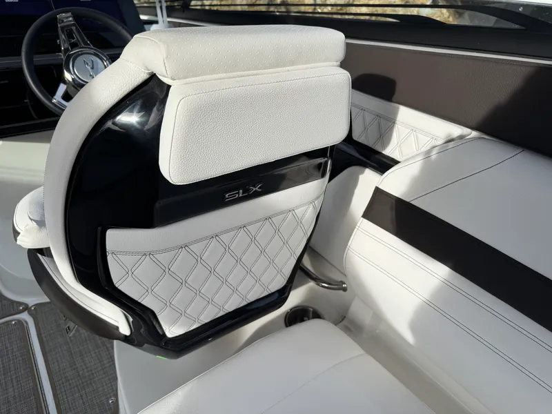 Slide: The Image of Sea Ray SLX 260 2026 - 26