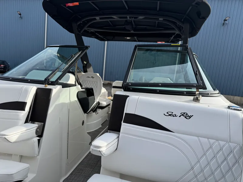 Slide: The Image of Sea Ray SLX 260 2026 - 29