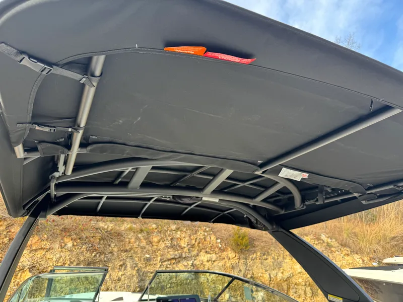 Slide: The Image of Sea Ray SLX 260 2026 - 30