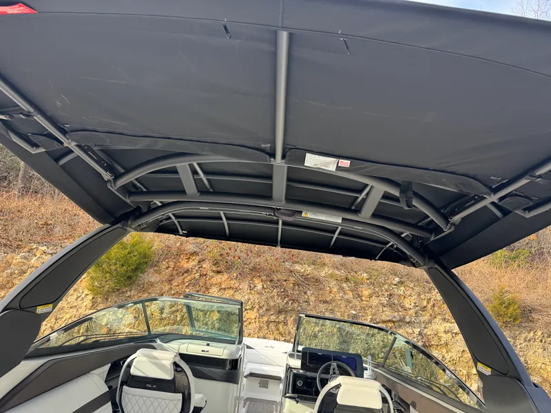 Slide: The Image of Sea Ray SLX 260 2026 - 31