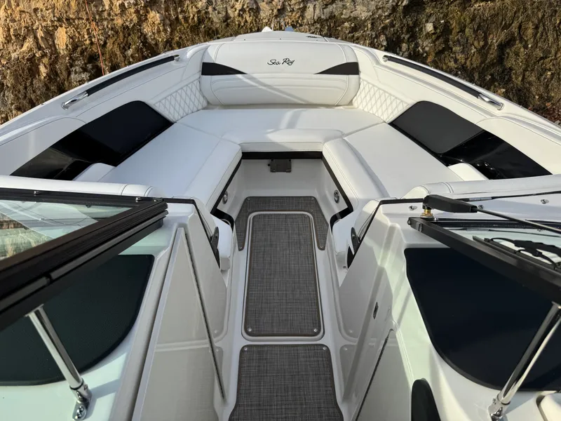 Slide: The Image of Sea Ray SLX 260 2026 - 32