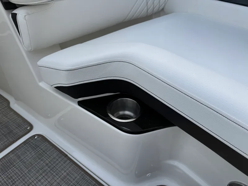 Slide: The Image of Sea Ray SLX 260 2026 - 34