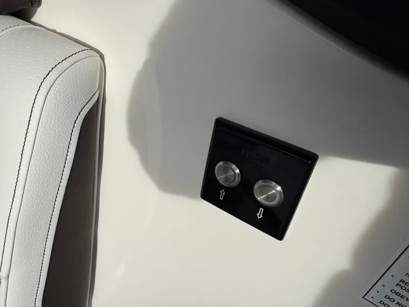 Slide: The Image of Sea Ray SLX 260 2026 - 35