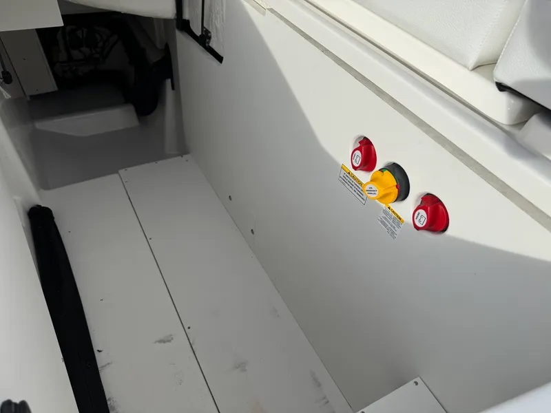 Slide: The Image of Sea Ray SLX 260 2026 - 36