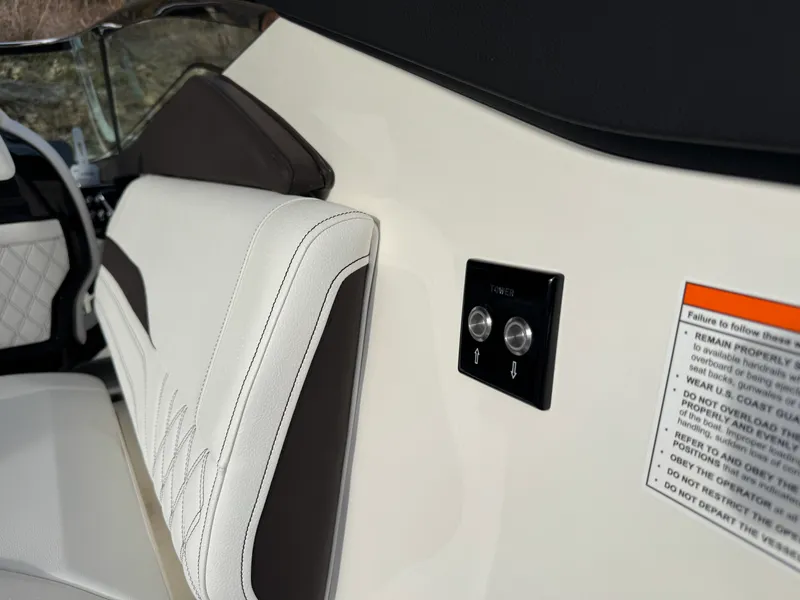 Slide: The Image of Sea Ray SLX 260 2026 - 37