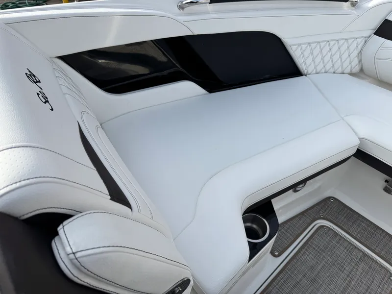 Slide: The Image of Sea Ray SLX 260 2026 - 39