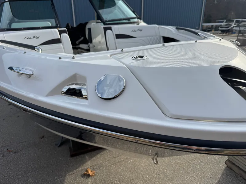 Slide: The Image of Sea Ray SLX 260 2026 - 4