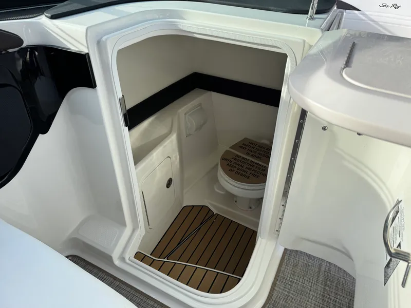 Slide: The Image of Sea Ray SLX 260 2026 - 40