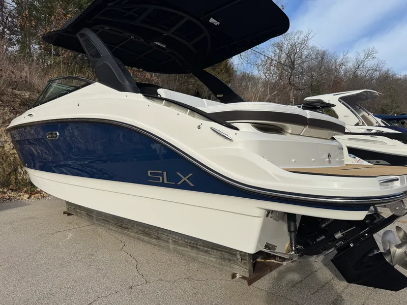 Slide: The Image of Sea Ray SLX 260 2026 - 6