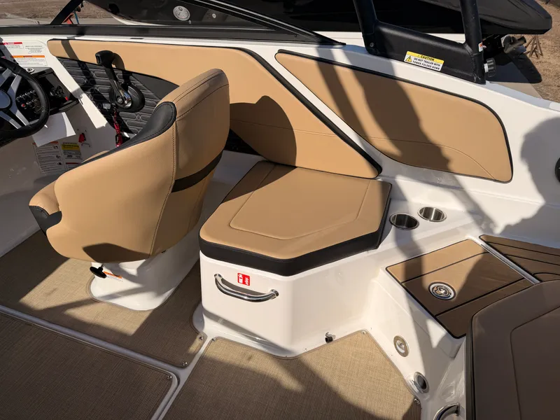 Slide: The Image of Sea Ray SPX 210 2026 - 10