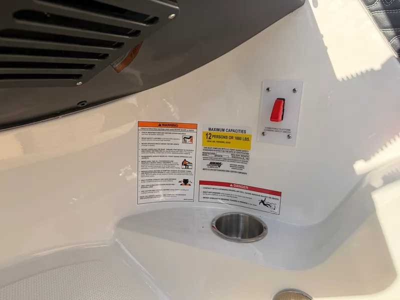 Slide: The Image of Sea Ray SPX 210 2026 - 16