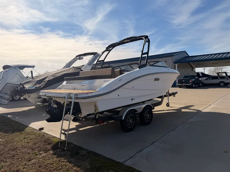 Slide: The Image of Sea Ray SPX 210 2026 - 2