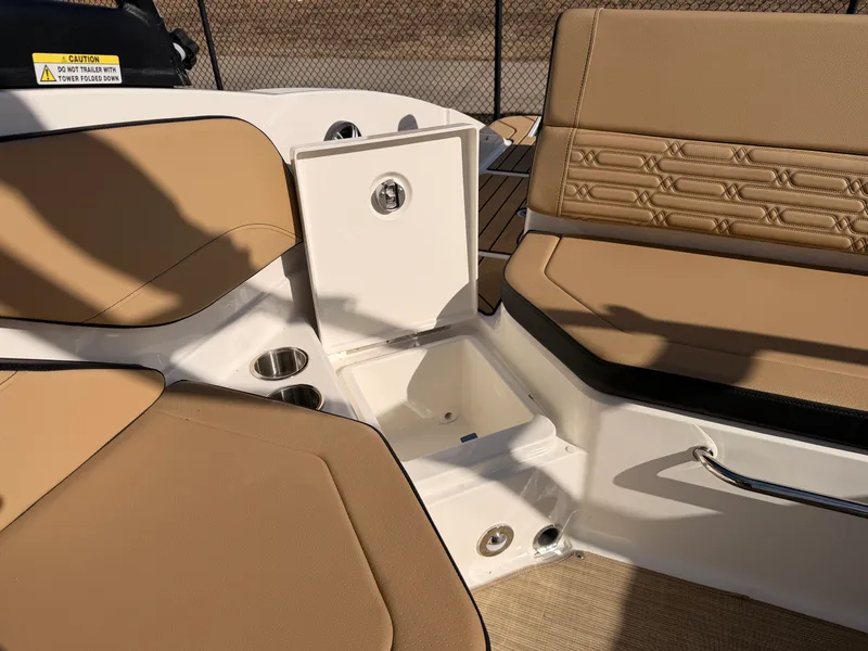 Slide: The Image of Sea Ray SPX 210 2026 - 9