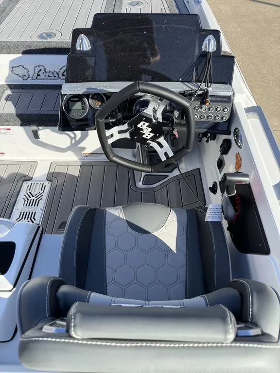 Slide: The Image of Bass Cat BASS CAT LYNX STS 2026 - 8