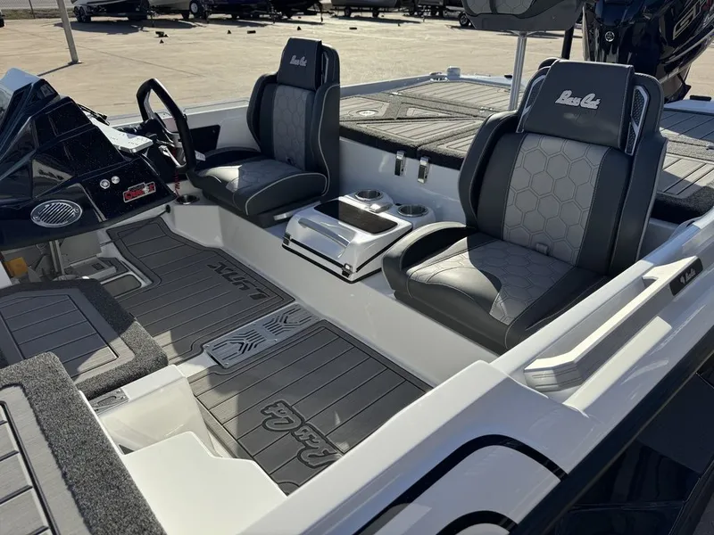 Slide: The Image of Bass Cat BASS CAT LYNX STS 2026 - 12