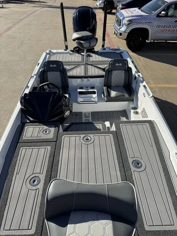 Slide: The Image of Bass Cat BASS CAT LYNX STS 2026 - 9