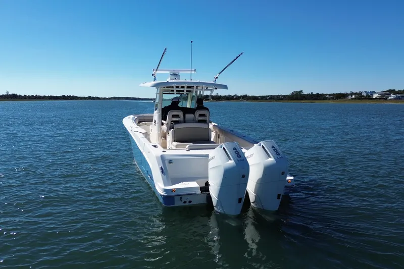 Slide: The Image of Boston Whaler 330 Outrage 2026 - 10