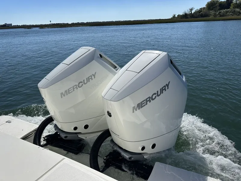 Slide: The Image of Boston Whaler 330 Outrage 2026 - 12