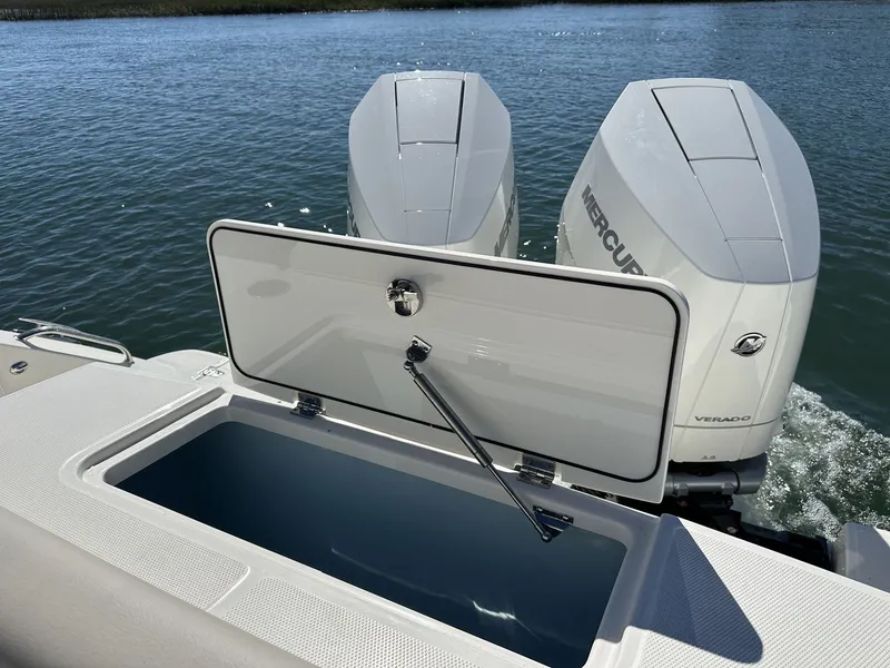 Slide: The Image of Boston Whaler 330 Outrage 2026 - 14
