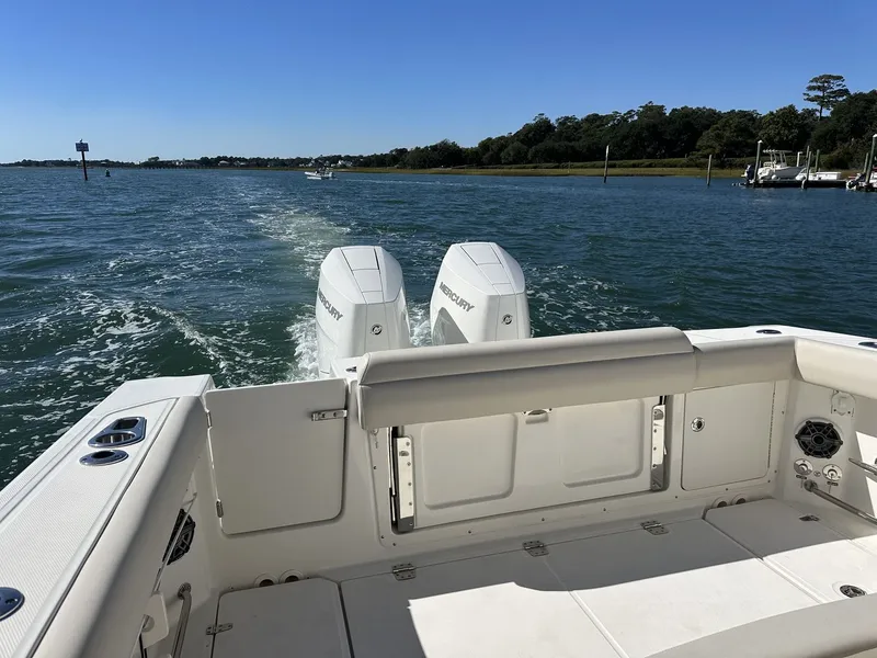 Slide: The Image of Boston Whaler 330 Outrage 2026 - 16