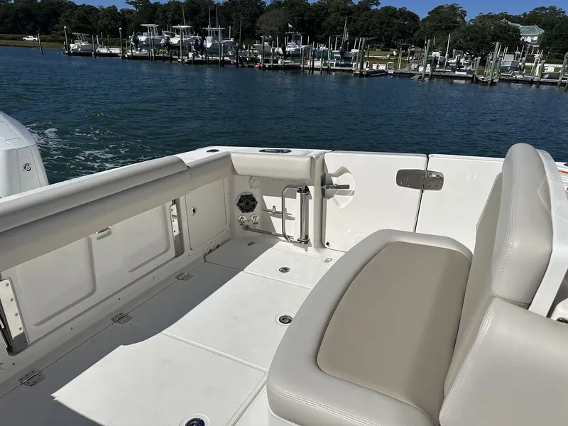 Slide: The Image of Boston Whaler 330 Outrage 2026 - 18