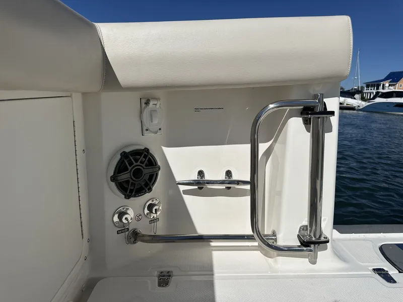 Slide: The Image of Boston Whaler 330 Outrage 2026 - 19