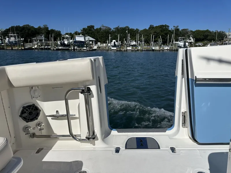 Slide: The Image of Boston Whaler 330 Outrage 2026 - 20