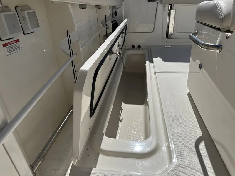 Slide: The Image of Boston Whaler 330 Outrage 2026 - 21
