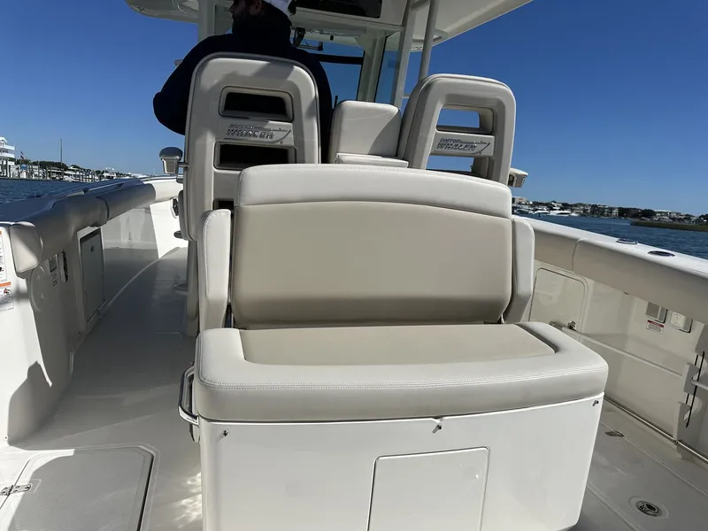 Slide: The Image of Boston Whaler 330 Outrage 2026 - 22