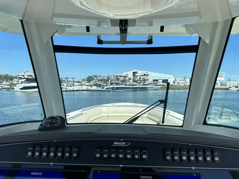 Slide: The Image of Boston Whaler 330 Outrage 2026 - 31