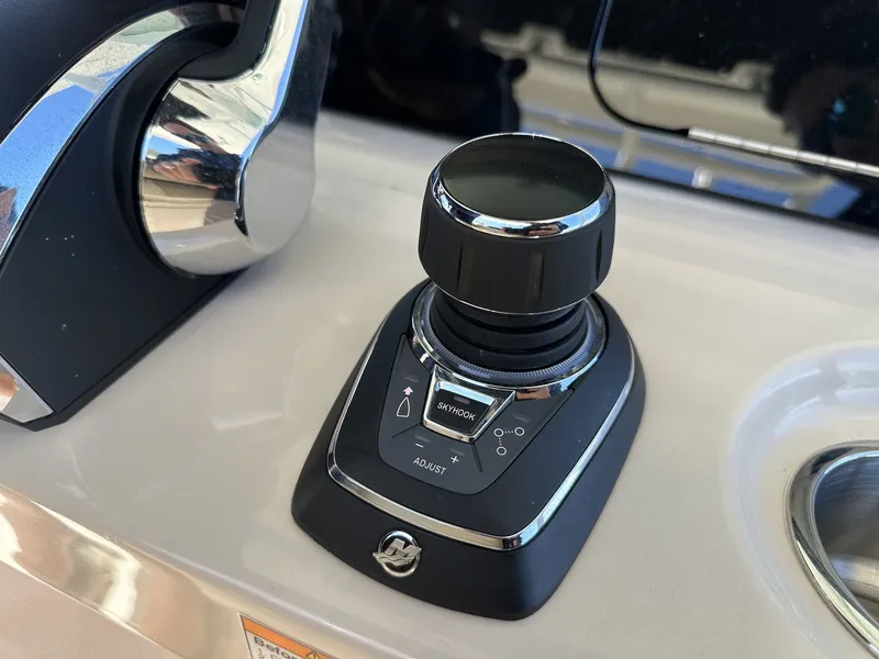 Slide: The Image of Boston Whaler 330 Outrage 2026 - 33