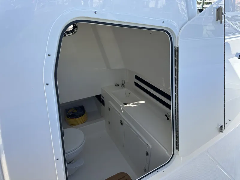 Slide: The Image of Boston Whaler 330 Outrage 2026 - 36