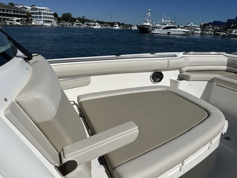Slide: The Image of Boston Whaler 330 Outrage 2026 - 46