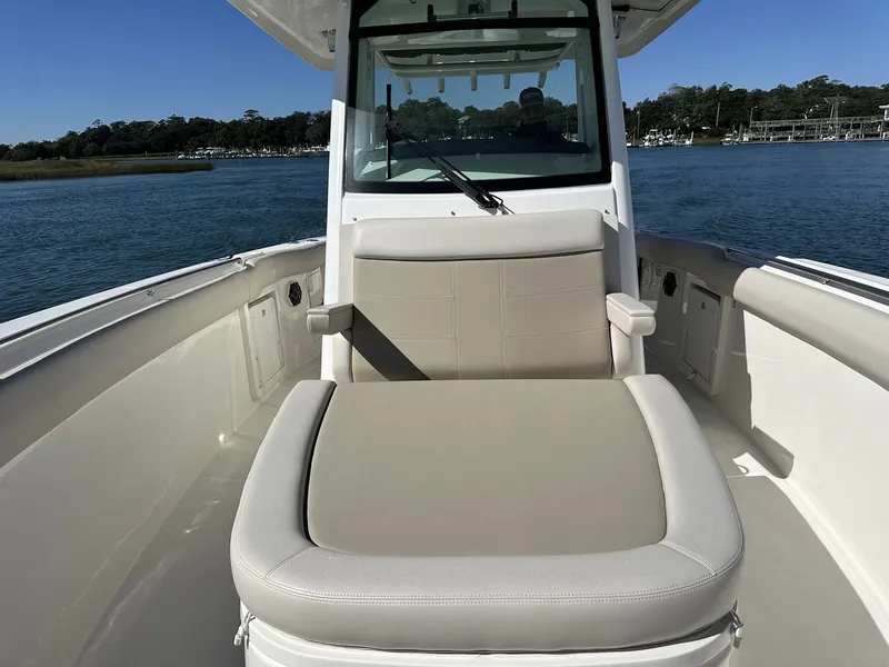 Slide: The Image of Boston Whaler 330 Outrage 2026 - 48