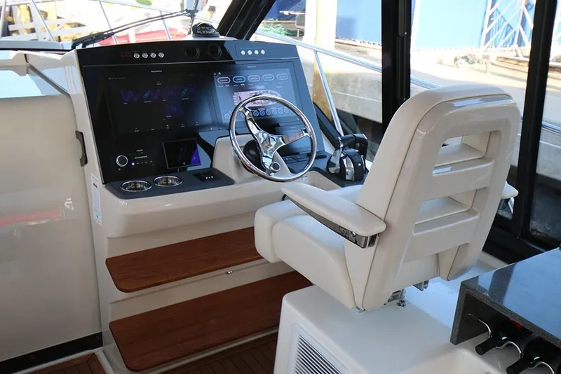 Slide: The Image of Boston Whaler 405 Conquest 2026 - 64