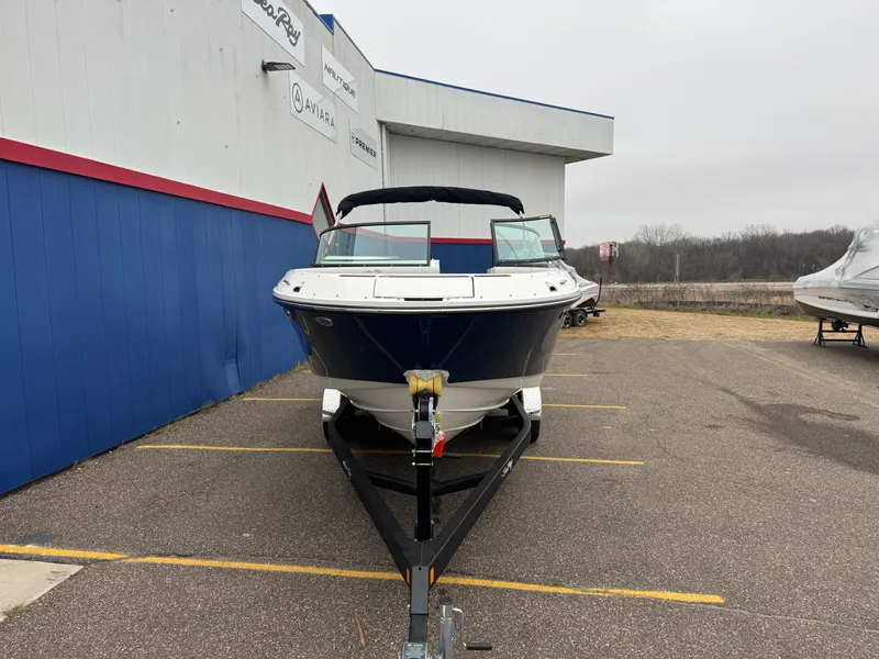 Slide: The Image of Sea Ray SDX 230 2026 - 1