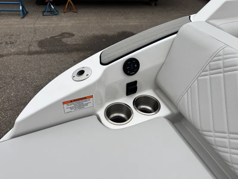 Slide: The Image of Sea Ray SDX 230 2026 - 10