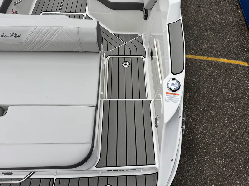 Slide: The Image of Sea Ray SDX 230 2026 - 12