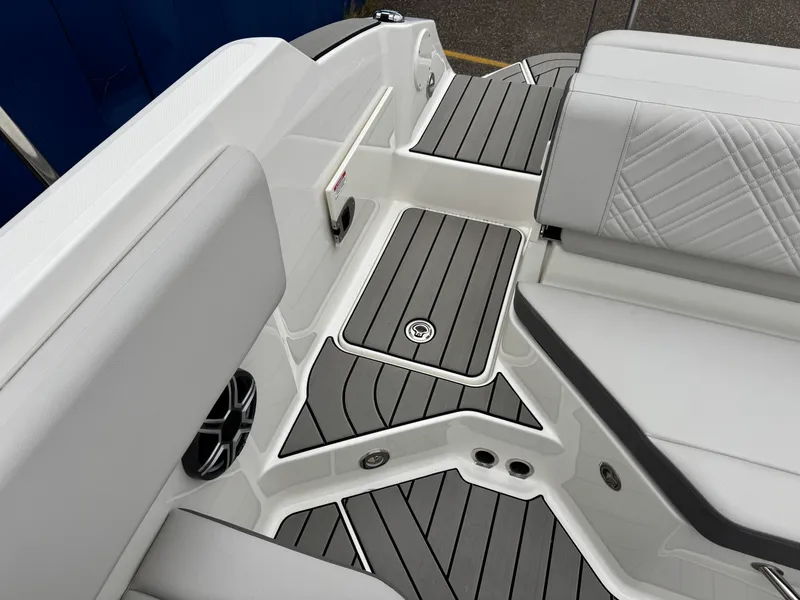 Slide: The Image of Sea Ray SDX 230 2026 - 13