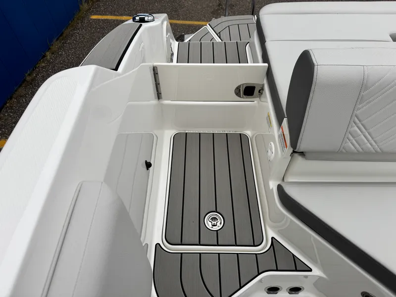 Slide: The Image of Sea Ray SDX 230 2026 - 14