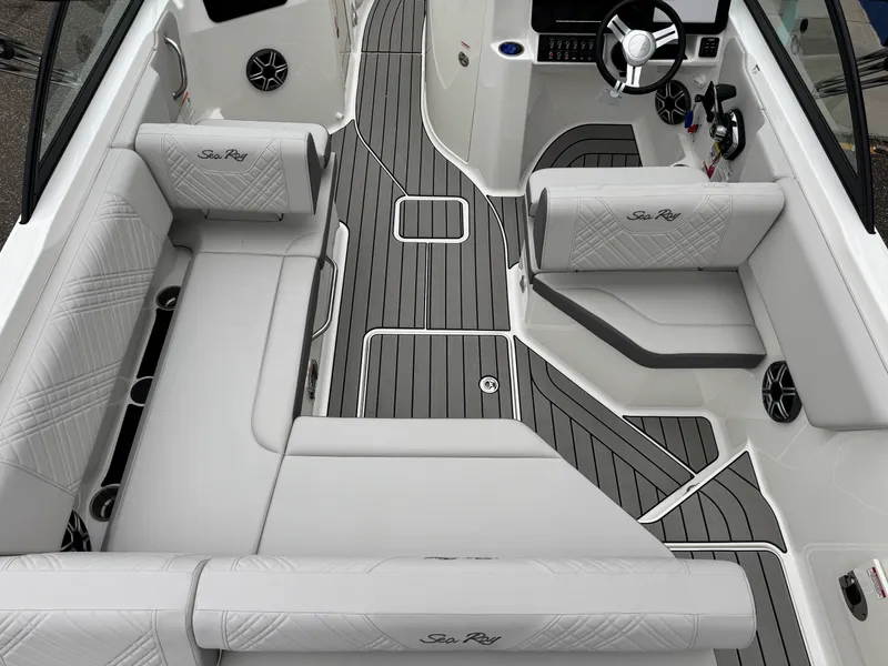 Slide: The Image of Sea Ray SDX 230 2026 - 16