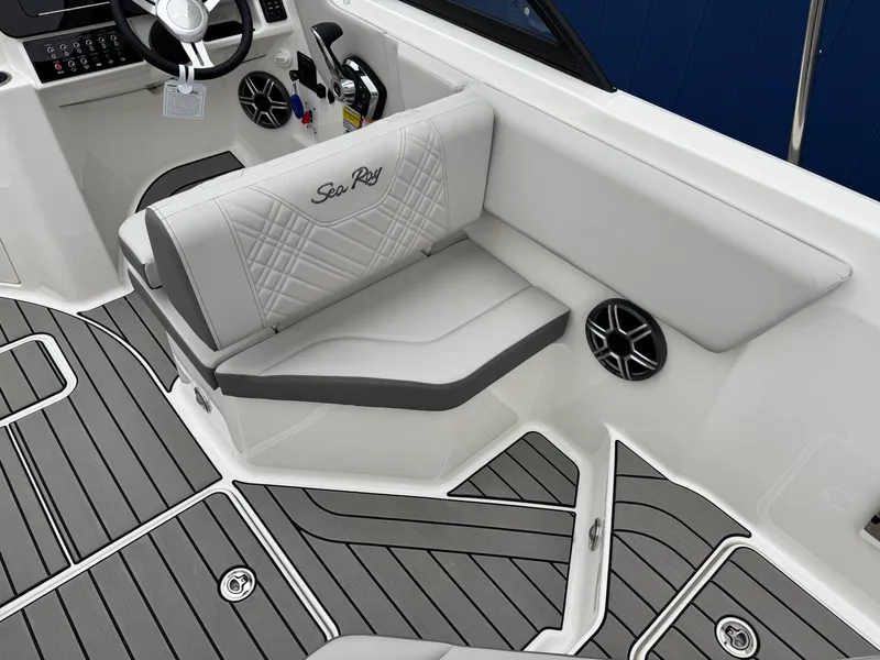 Slide: The Image of Sea Ray SDX 230 2026 - 17