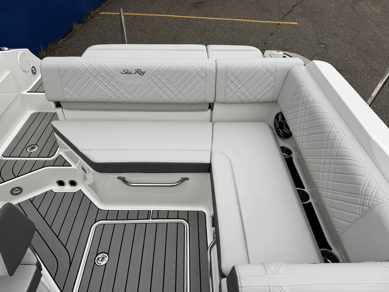 Slide: The Image of Sea Ray SDX 230 2026 - 18