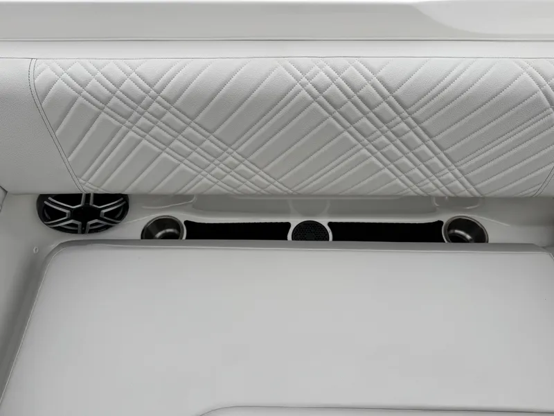 Slide: The Image of Sea Ray SDX 230 2026 - 22