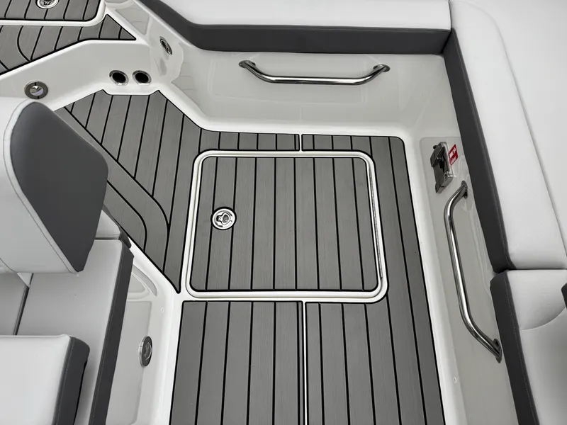 Slide: The Image of Sea Ray SDX 230 2026 - 23