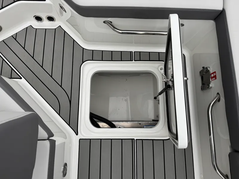 Slide: The Image of Sea Ray SDX 230 2026 - 24