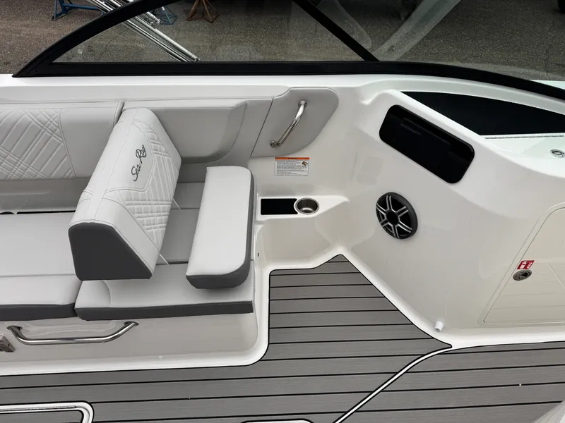 Slide: The Image of Sea Ray SDX 230 2026 - 25
