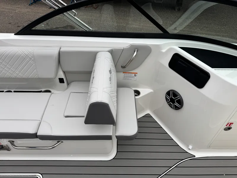 Slide: The Image of Sea Ray SDX 230 2026 - 27